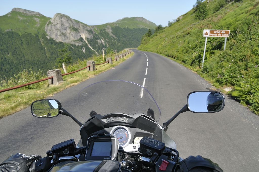 11 voyage moto road trip auvergne