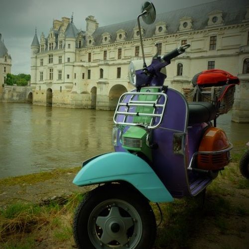 Découvrez les châteaux de la Loire en scooter rétro