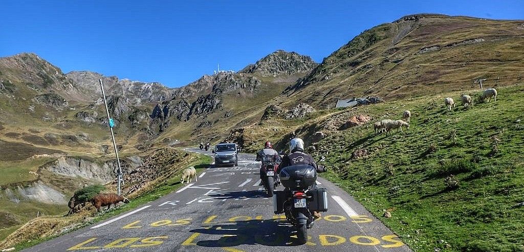 Road trip moto dans les Pyrénées, un ride de la côte basque à la côte catalane