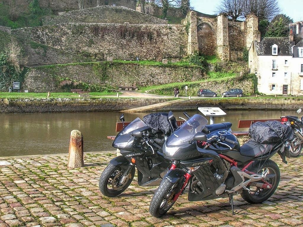 Road trip moto dans le golfe du Morbihan sur la route des dolmens et des menhirs