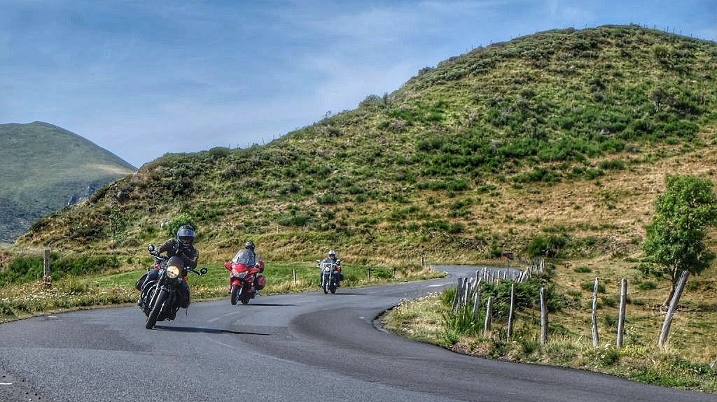 Road trip moto en Auvergne sur les routes autour du Sancy