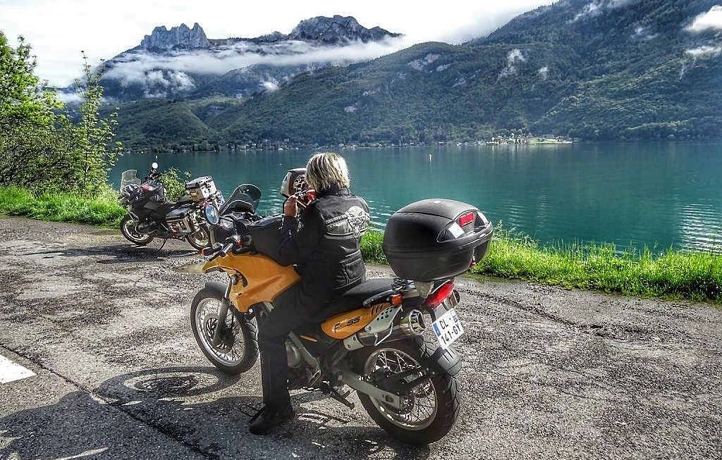 Road trip à moto dans les Alpes, autour du lac d’Annecy