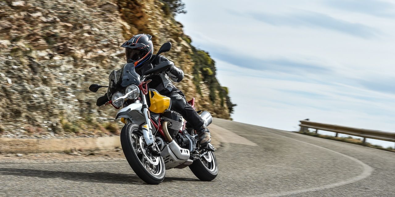 Louer une Moto guzzi V85TT pour €87 par jour.