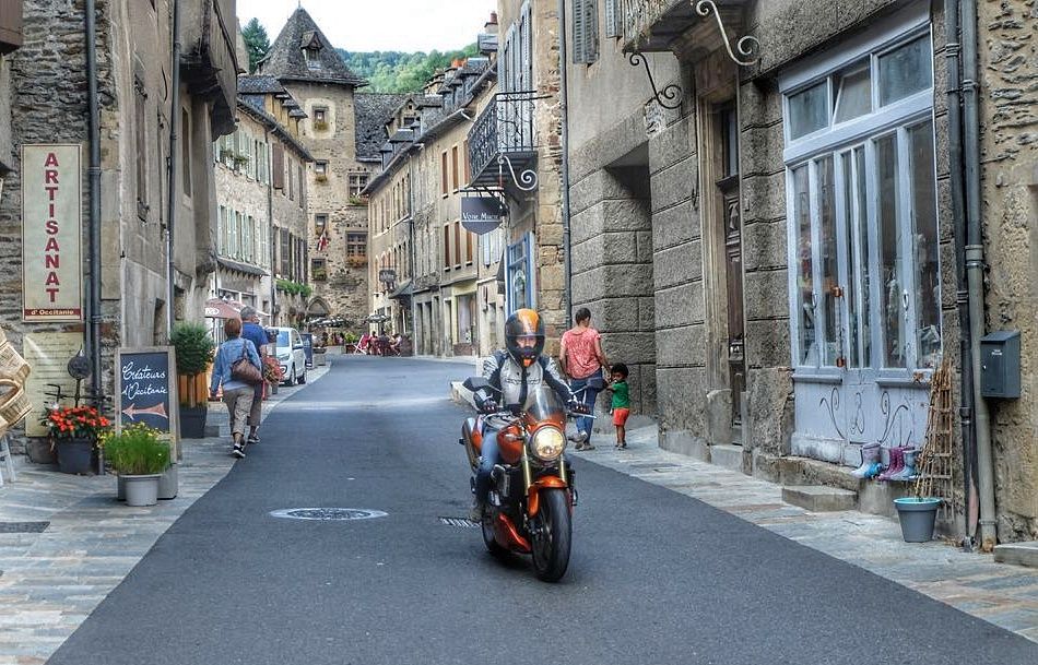 52 voyage moto road trip valle lot quercy 01