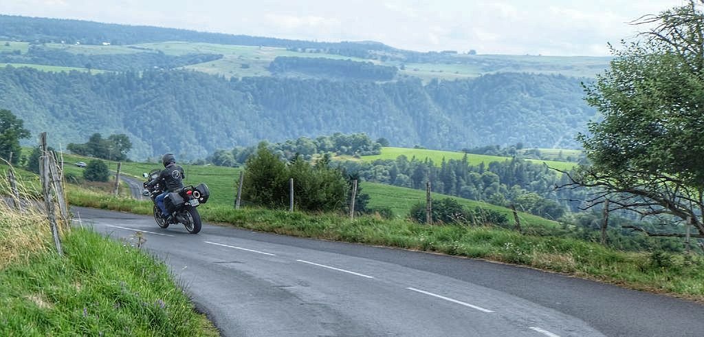 50 voyage moto road trip auvergne sancy 01