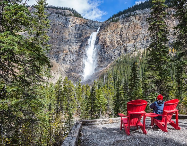 chaise takakkaw falls yoho canada