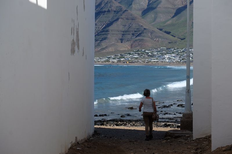 famara lanzarote surf