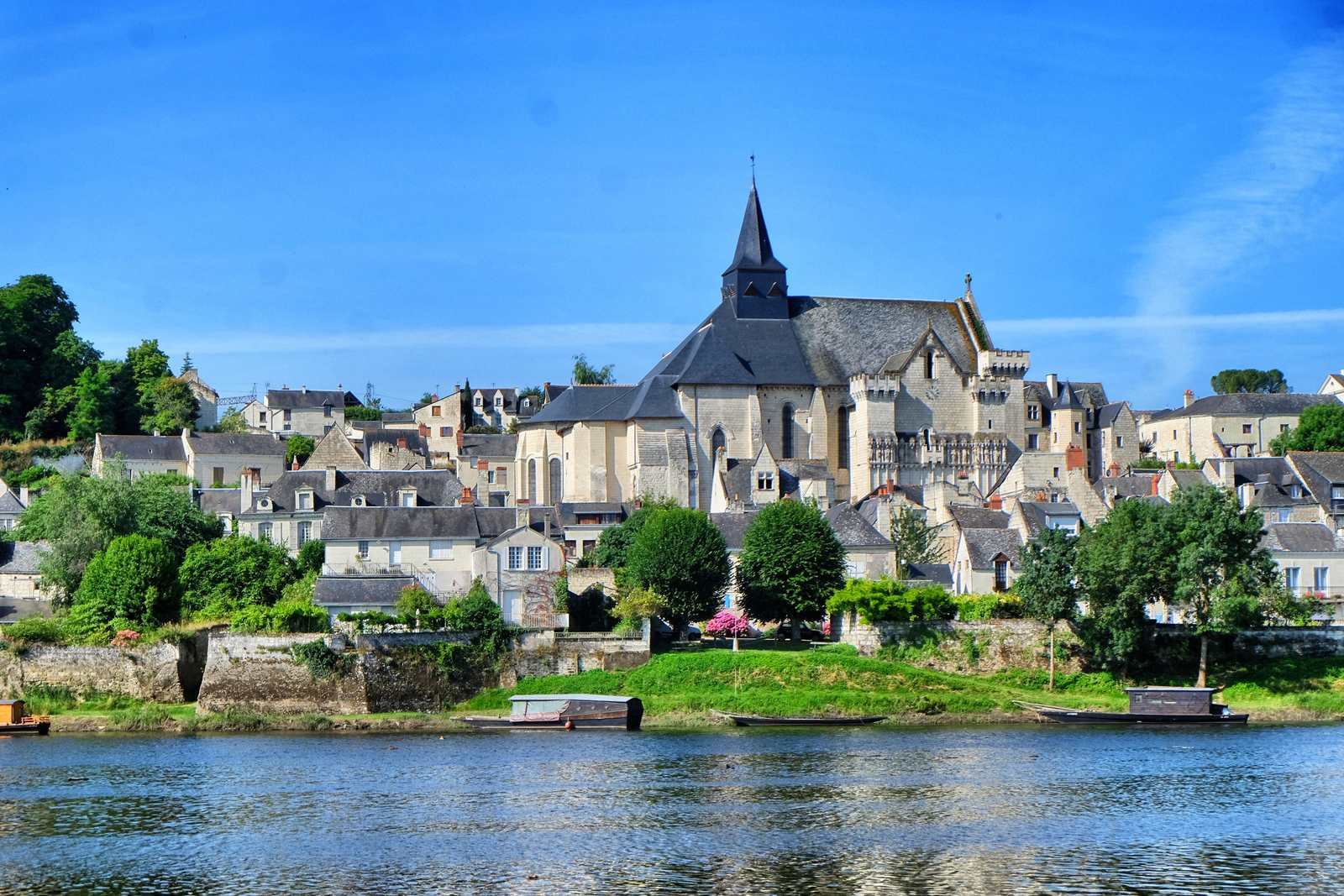 Ride in tours can am val de loire paysage village château Snapseed min