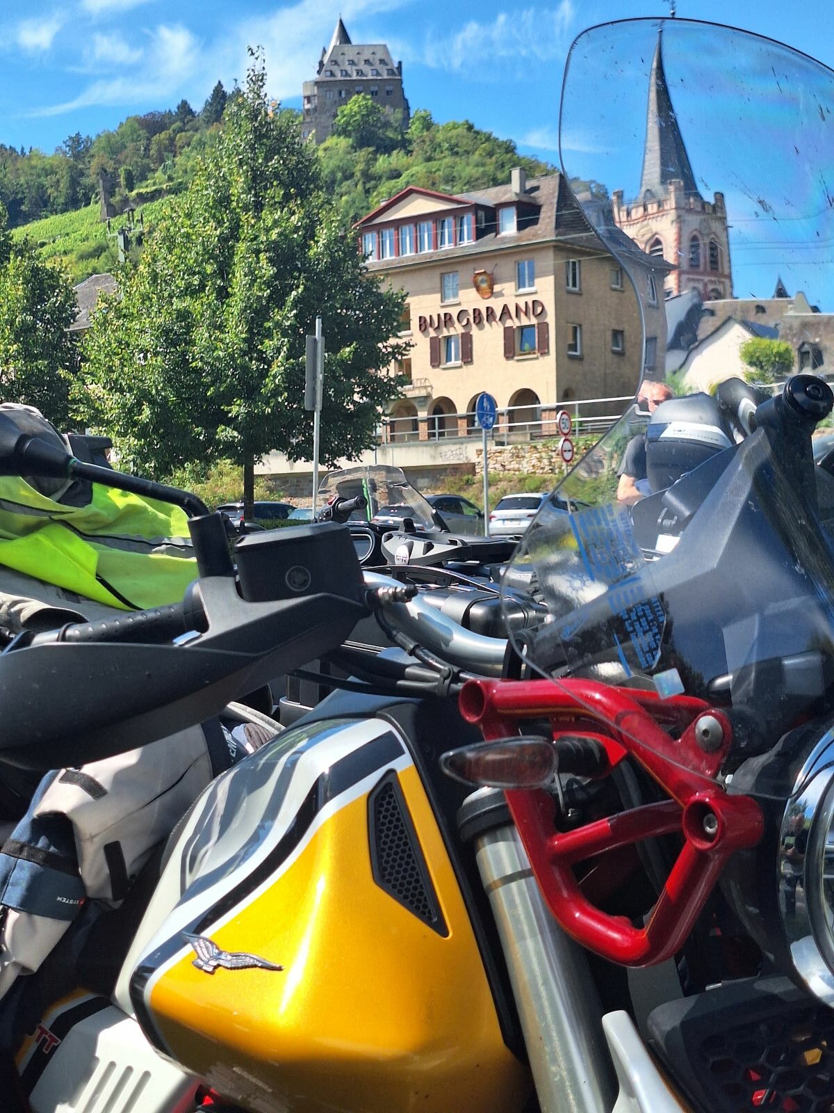 voyage moto vosges forêt noire. Bords du Rhin à Bacarach