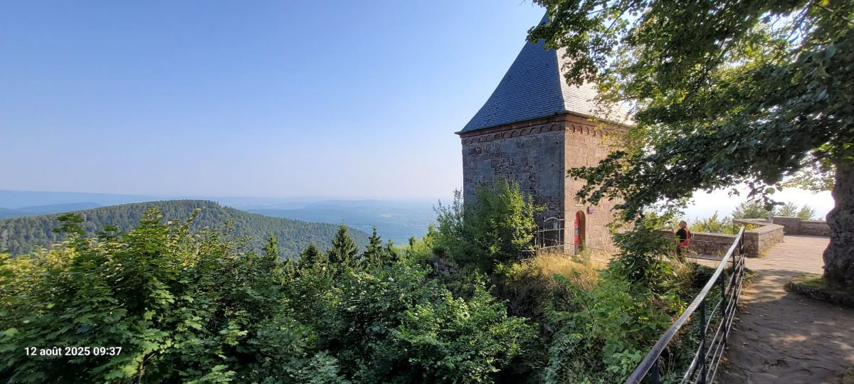 Vue sur la plaine d'Alsace depuis le mont Saint-Odile. voyage moto vosges forêt noire