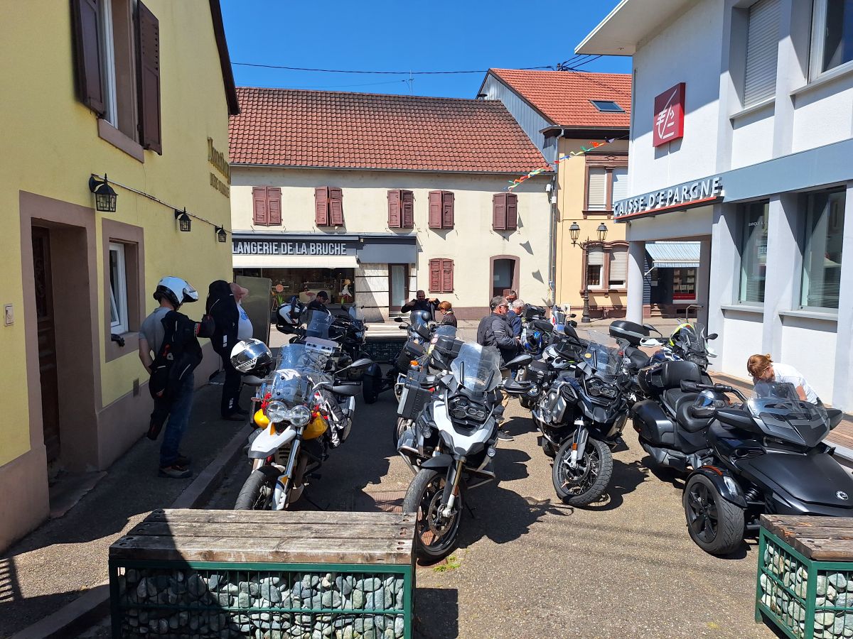 Pause à Schirmeck, Alsace. voyage moto vosges forêt noire